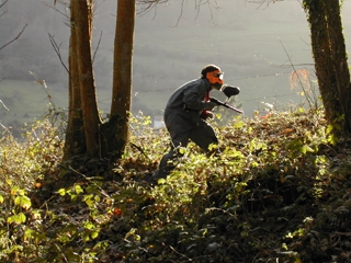  森林中的彩弹射击运动员 